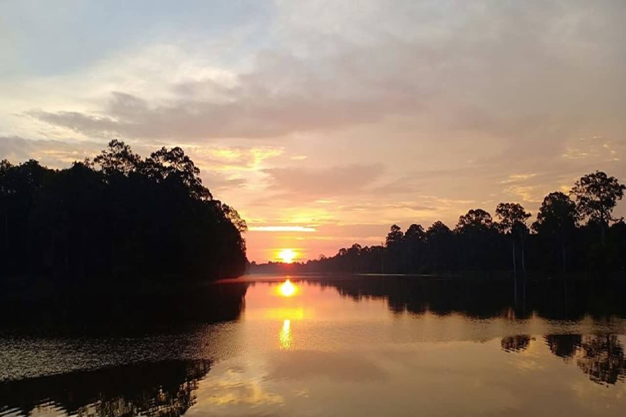 Read more about the article Angkor Wat Sunrise & Banteay Srei 1Day Tour